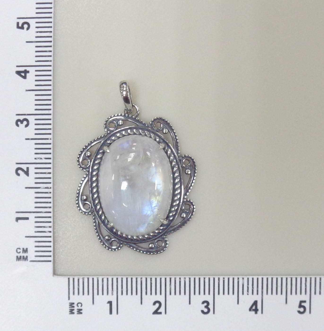 Серебряная подвеска с лунным камнем